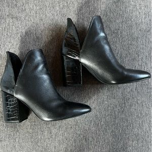 Steve Madden black booties - LIKE NEW! - size 8.5